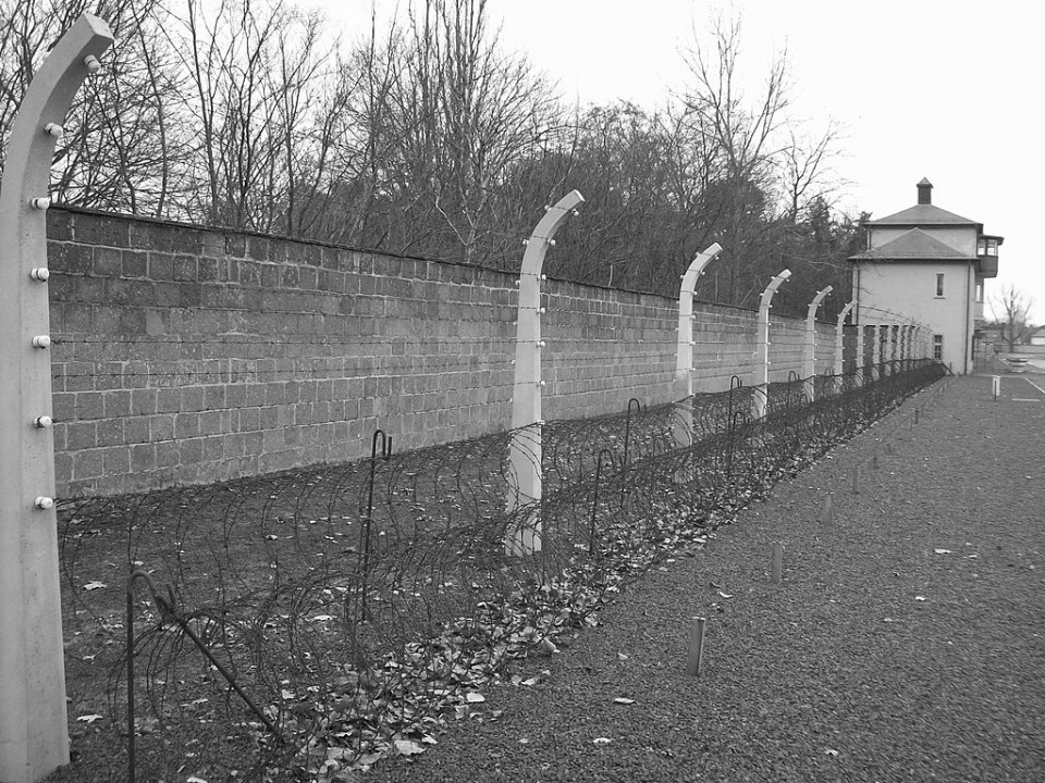 Sachsenhausen_security_perimeter_fence